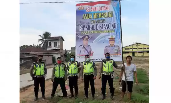 Satlantas Polres Sergai Pasang Spanduk Himbauan "Physical Distancing"
