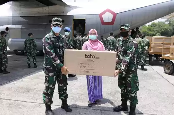 Korem 031/Wira Bima Bersama Lanud Roesmin Nurjadin Serahkan Tambahan APD