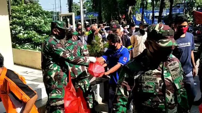 Peduli Covid-19, IKKT PWA Cabang BS XII Kongabwilhan II Berikkan Masker  dan Paket Makan Siang