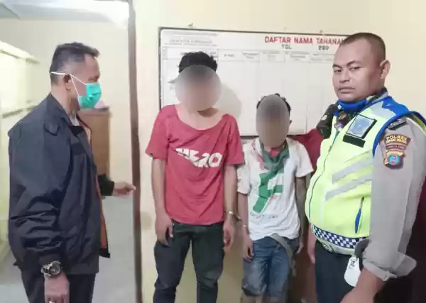 Kabur Bawa Hasil Begal, Mobil Kawanan Begal Tabrak Pohon dan Tembok