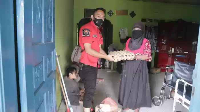Sisihkan Penghasilan, Dua Personil Subbag Humas Simalungun Ini Bantu  Masyarakat Terdampak Covid19