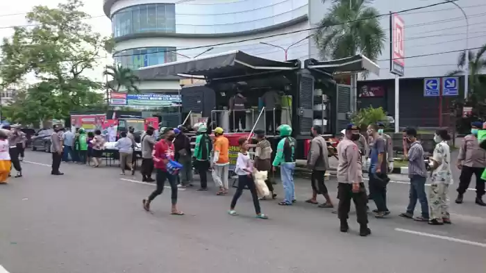 Brimob Poldasu  Berbagi Takjil  pada Masyarakat dan Tukang Ojol 