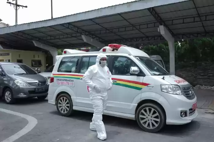 Sekdakab Asahan Bawa Ambulance Jemput Pasien PDP Yang Terkulai Dipinggir Jalan