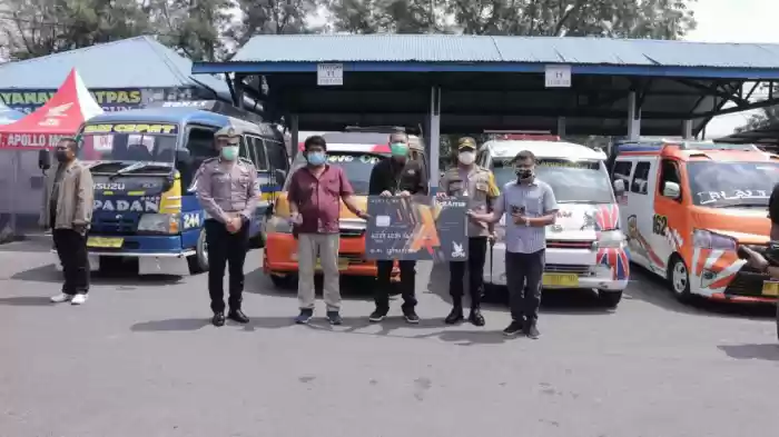 Kapolres Simalungun Serahkan Buku Tabungan Dan ATM Kepada 94 Supir Angkutan Umum