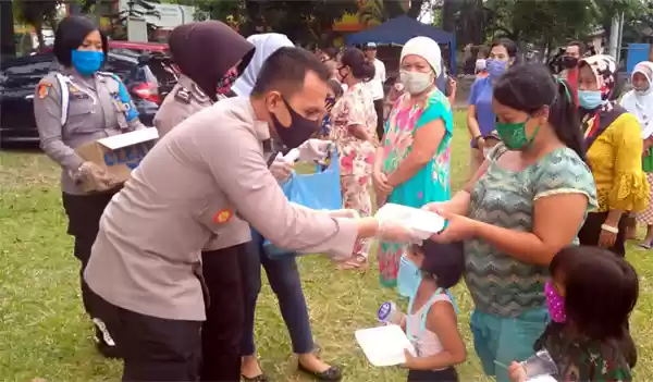 Dapur Umum Polsek Medan Barat Bagikan Nasi Bungkus