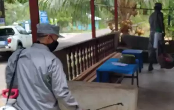 Aksi Sosial Kamla Zona Maritim Timur Semprot Disinfektan ke Rumah Warga