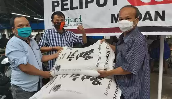 Polsek Medan Baru Serahkan 150 Kg Gula Kepada Jurnalis Peliput Covid-19