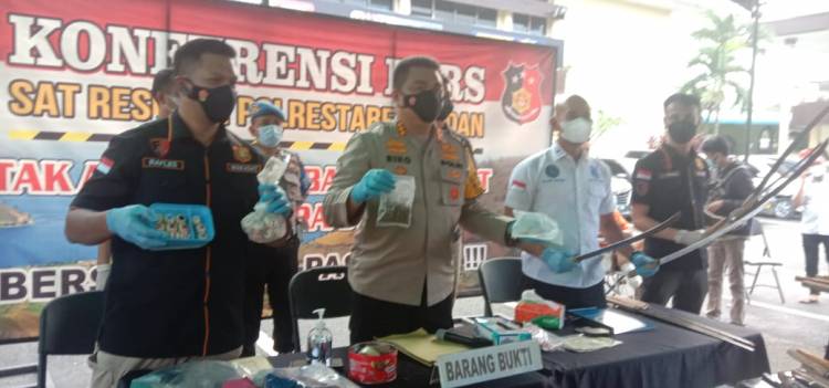 Grebek Judi di Dusun 7 Tanjung Pama, Polrestabes Medan Temukan Narkotika, Mesin Jackpot