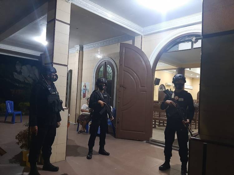 Malam Paskah, Brimob Polda Sumut Lakukan Pengamanan di Gereja