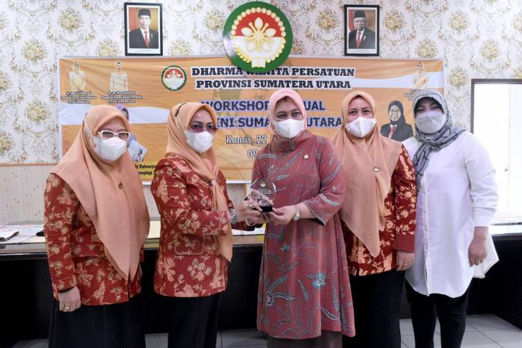 Workshop Virtual Hari Kartini, Nawal Lubis Sampaikan Tentang Tanggung Jawab Istri Mendampingi Suami