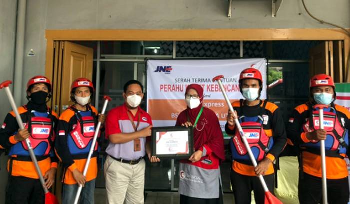 JNE Medan Sumbangkan Perahu Karet Kepada&nbsp;BSMI Sumatera Utara