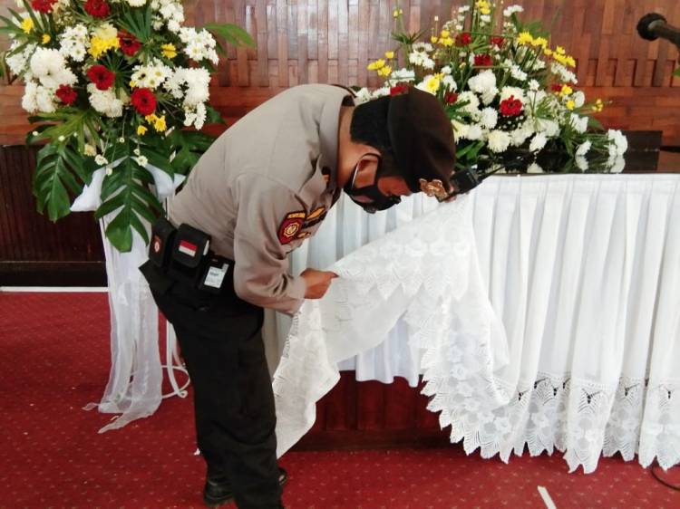Personel Polsek Medan Baru Sterilisasi Dalam dan Luar Gedung Gereja
