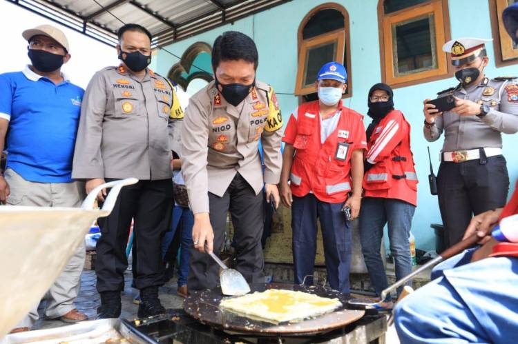 Kapolda Jatim "Dadar Ndok" Di Dapur Umum