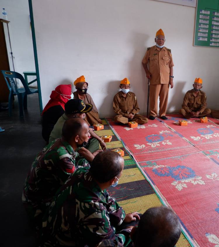 Eratkan Hubungan Kekeluargaan, Babinmenvetcaddam I/BB Melalui Kakanminvetcad I/19 Dairi Bersilaturahmi Dengan Kedua Veteran PKRI