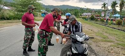 Prajurit Satgas Pamtas Yonif 131/Braja Sakti Bagikan Takjil Di Tapal Batas Papua