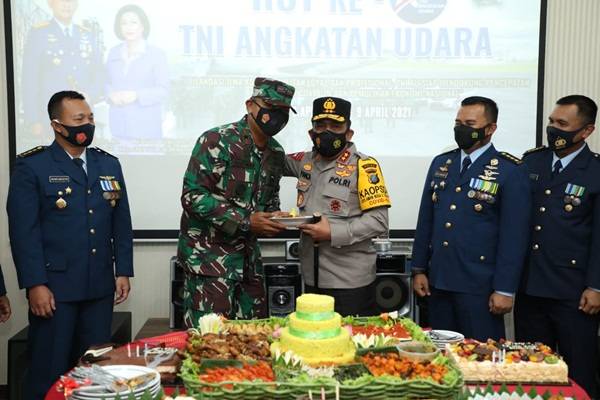 Kapolda Sumut Berikan Suprise Hari Jadi TNI AU ke 75