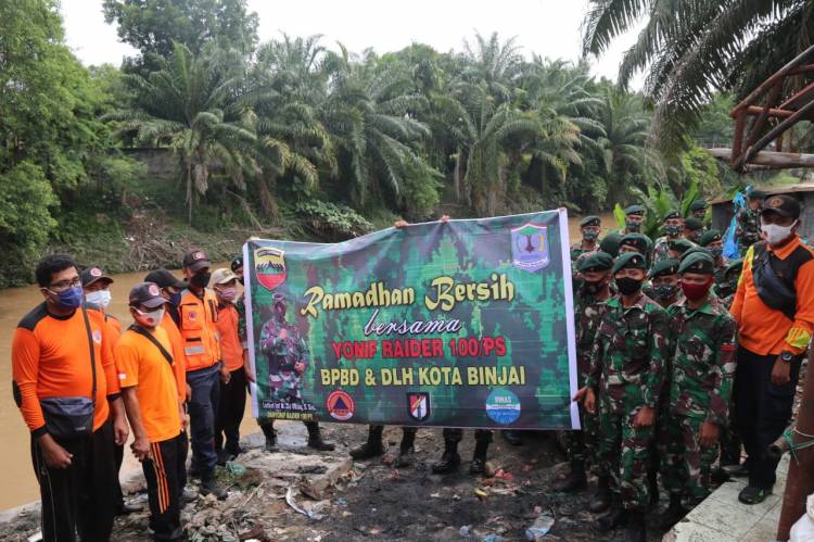 Ramadhan Bersih Yonif Raider 100/PS Bersama BPBD & DLH Kota Binjai