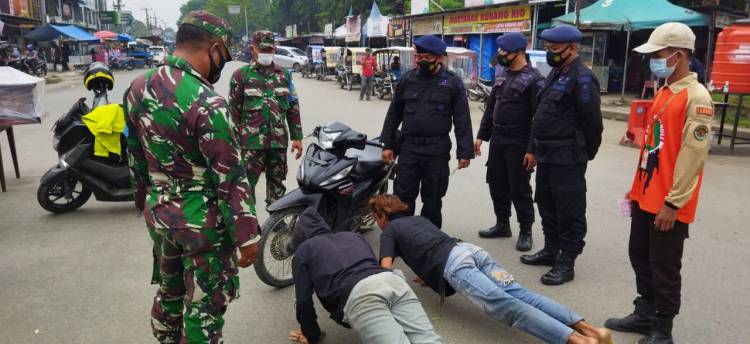 Brimob Tanjung Morawa dan TNI Bagikan Masker Kepada Masyarakat