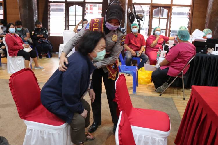 Di Polres Taput, Kapolda Sumut Pantau Vaksinasi Massal
