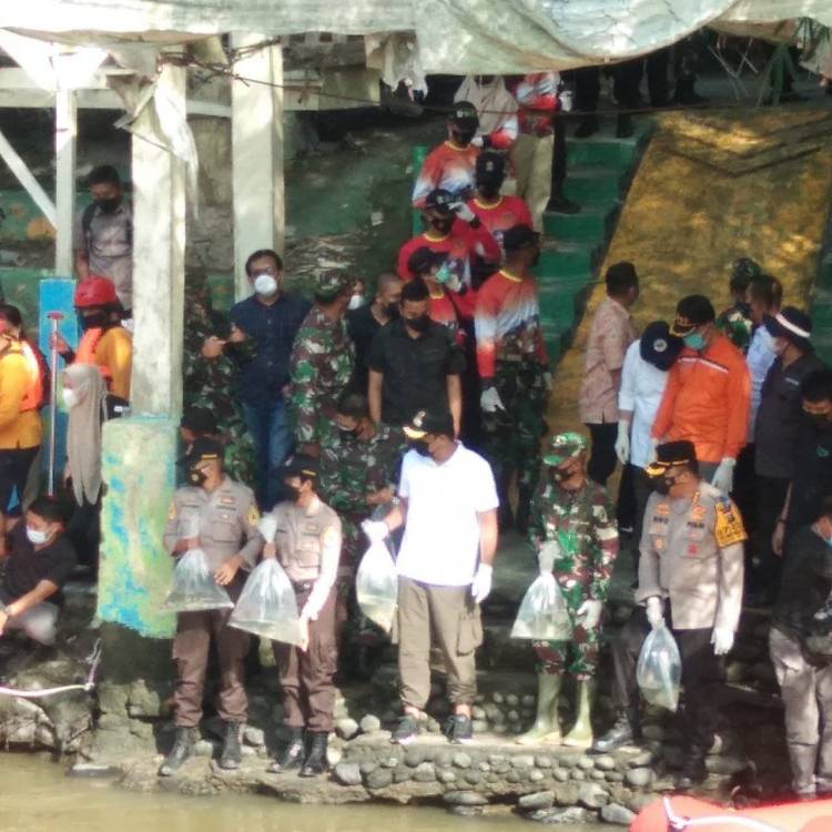 Wujudkan Sinergitas TNI Polri dan Pemerintah, Prajurit Yonzipur 1/DD Laksanakan Karya Bakti Pembersihan Bantara dan alur Sungai Deli