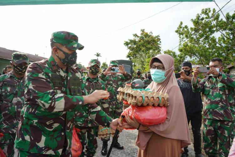 Korem 032/Wbr Berbagi Sembako Kepada Veteran dan Warakawuri