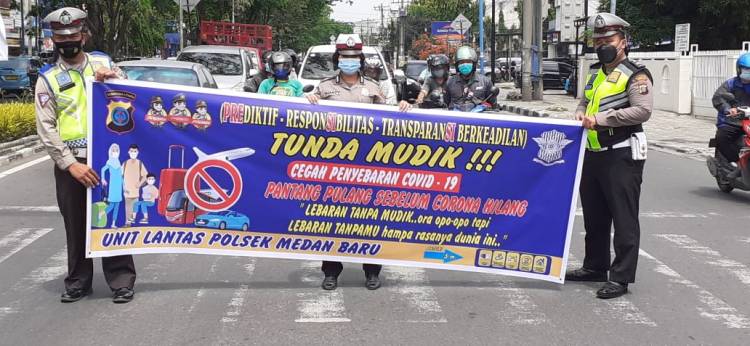 Personel Unit Lantas Polsek Medan Baru Himbau Pengendara Tunda Mudik 2021