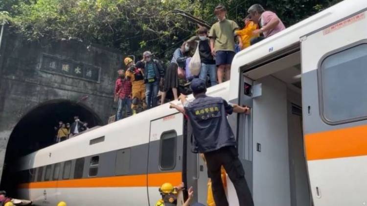 "Benda Besi  Panjang dan Keras" Alami Kecelakaan 48 Orang Tewas