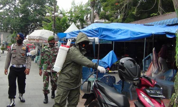 Brimob Kompi 2 Siantar Sterilkan Fasilitas Umum Dengan Disinfektan