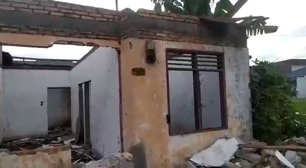 Ditinggal Lama Penghuninya, Rumah di Jalan Budi Luhur Ini Tinggal Puing Tembok