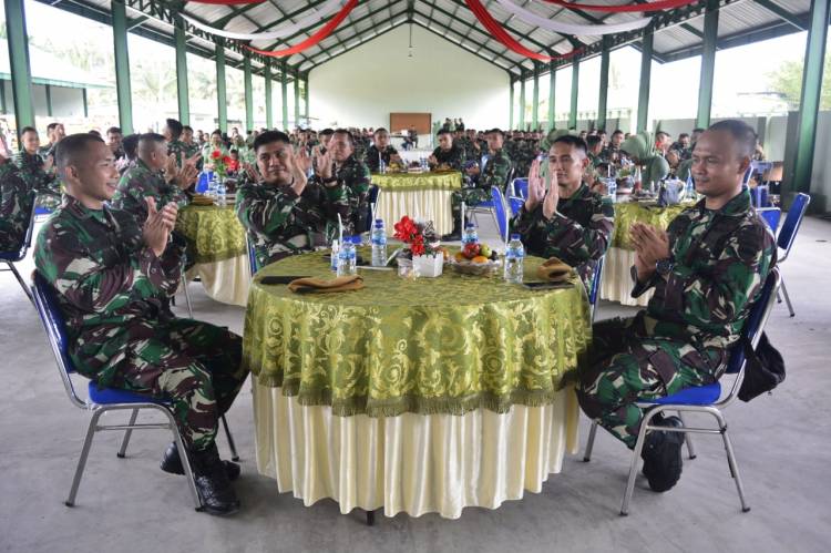Komandan Batalyon Arhanud 11/WBY Pimpin Upacara Kenaikan Pangkat Prajurit