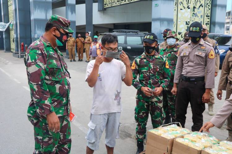 Taruna Latsitardanus XLI 2021,  Bagi Masker Di Pusat Pasar Tradisonal Tebingtinggi