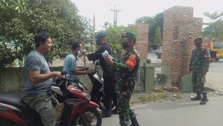 Gandeng Koramil 07/Stabat, Batalyon A Brimob Sumut Bagikan Masker Kepada Masyarakat