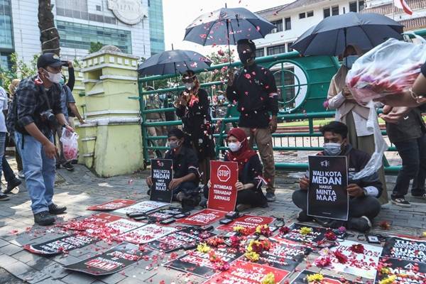 Bobby Enggan Minta Maaf, Jurnalis Tabur Bunga di Depan Pemko Medan