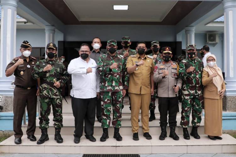 Wali Kota Medan Sambut Kedatangan KASAU Di Apron Charlie Soewondo