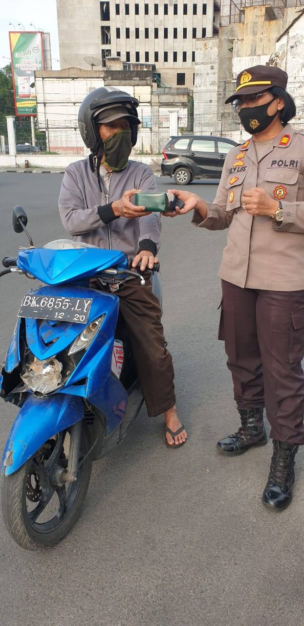 Barbagi Kebahagiaan, Polsek Medan Baru Berbagi Takjil ke Sejumlah Pengendara Untuk Berbuka Puasa