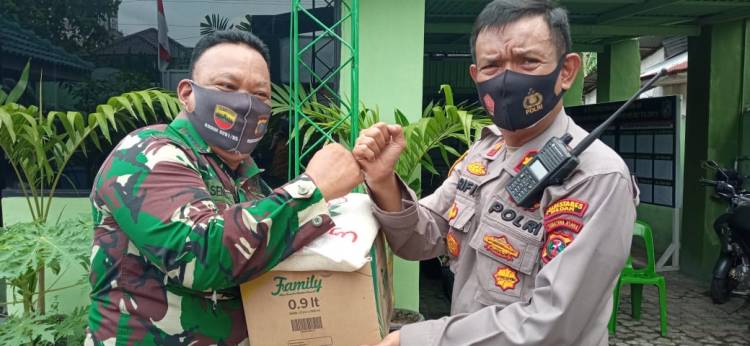 Perkuat Sinergitas, Kapolsek Medan Timur Bagikan Sembako untuk Personil Koramil