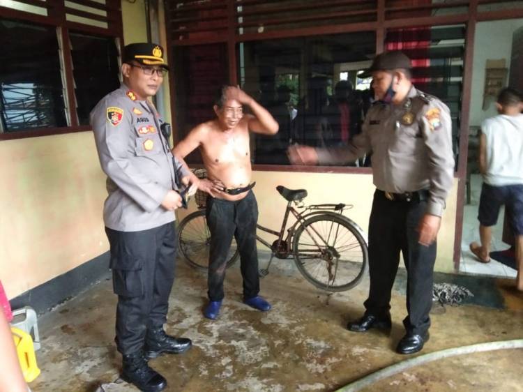 Sedan Timor Hangus Di Saat Bakar Sampah