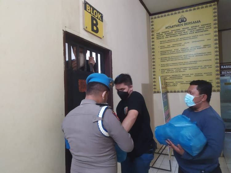Ipda Theo  Beri Santapan Sahur Untuk Tahanan Polsek Medan Helvetia