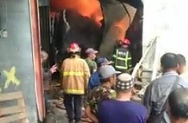 Gudang Palet di Marelan Ludes Terbakar