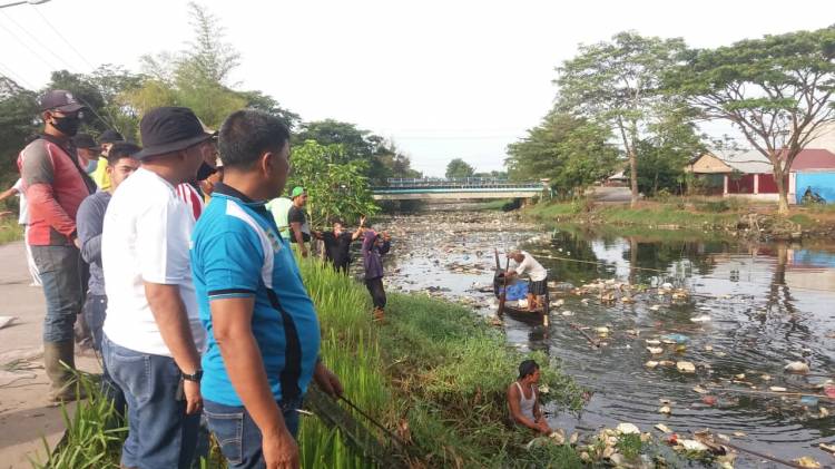 Sampah di Sei Bederah Marelan di Bersihkan Bersama HNSI dan Camat