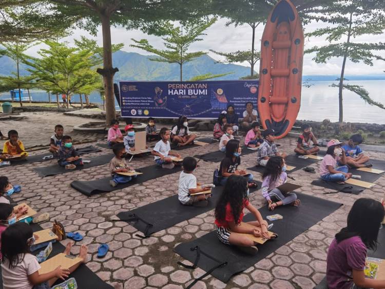 Kayaker Eksplorasi Toba Tiba di Lembah Bakara langsung Melakukan Aksi Hari Bumi