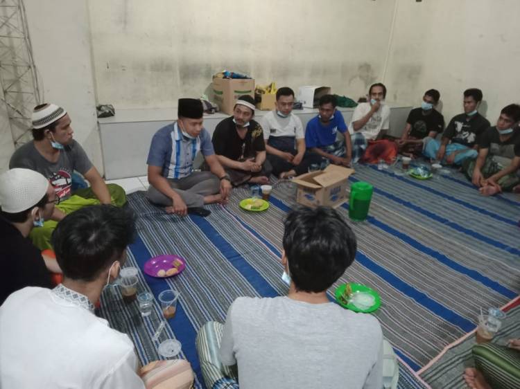 Kanit Reskrim Polsek Medan Baru Buka Puasa Bersama Para Tahanan