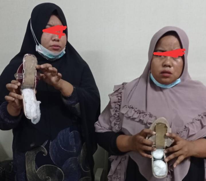 Bawa1,3 Kg Sabu di Sandal, Dua IRT Diciduk Petugas KNIA