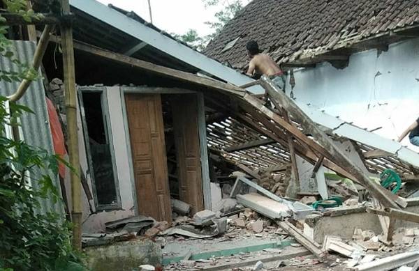Gubernur Khofifah Targetkan Perbaikan Rumah Warga Terdampak Gempa Tuntas 2 Bulan