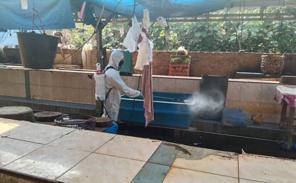 Brimob Poldasu Intensifkan Penyemprotan Disinfektan di Pasar Tradisional di Medan