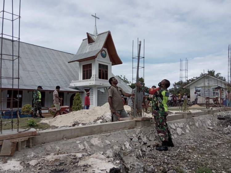 Demi Kenyamanan Beribadah, Babinsa Kodim Biak Numfor Bantu Warga Bangun Pagar Gereja