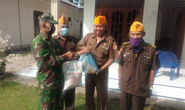 Kakanminvetcad I/12 Langkat Serahkan  Bantuan Sembako & Tali Asih Kepada Veteran RI
