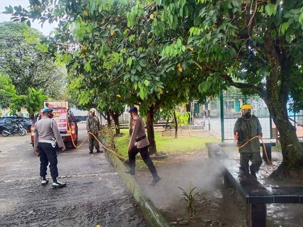 Batalyon A Brimob Sumut Semprotkan Disinfektan di Kantor BKD dan SMK Putra Anda