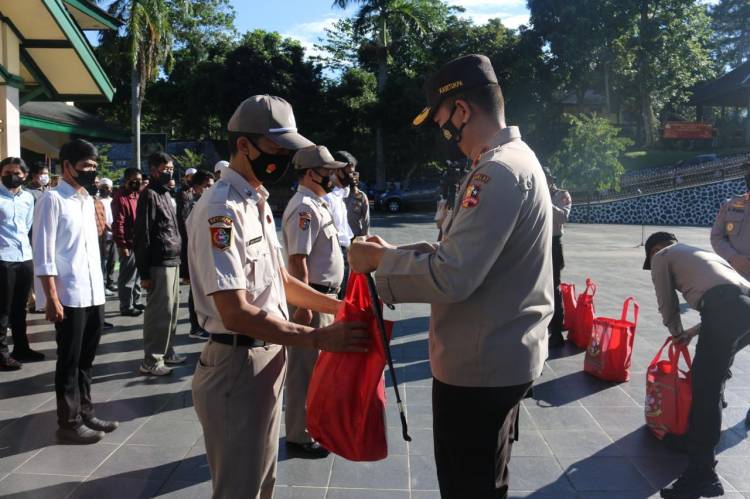 Ramadan Penuh Berkah, Resimen WSA Bagikan Paket Sembako ke PHL Setukpa Polri