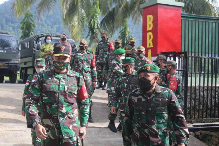 Satgas Pamtas&nbsp;RI-PNG&nbsp;Yonif 131/Braja Sakti&nbsp;Terima Kunjungan&nbsp;Kapuskesad